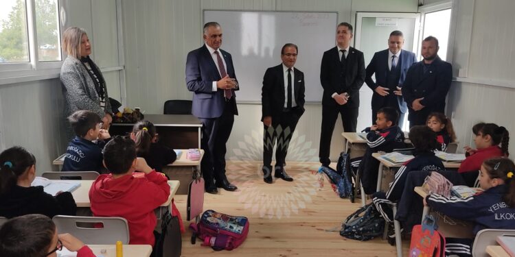 Yeniboğaziçi İlkokulu’nda öğrenciler yeni dersliklere yerleştirildi…Bakan Çavuşoğlu Yeniboğaziçi İlkokulu’nu ziyaret etti