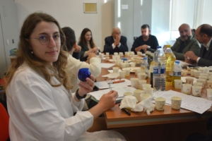 Yrd. Doç. Dr. Şebnem Güler zeytinyağı duyusal analizi yaparken izlenmesi gereken yolları paylaştı