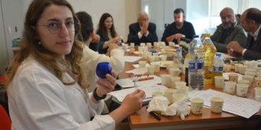 Yrd. Doç. Dr. Şebnem Güler zeytinyağı duyusal analizi yaparken izlenmesi gereken yolları paylaştı