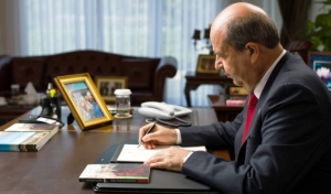 ersin-tatar-YAZI-YAZARKEN-1536x900-1-696x408-1-1-1