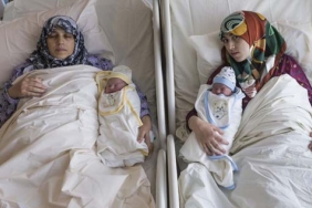 anne-kiz-ayni-anda-dogum-yapti