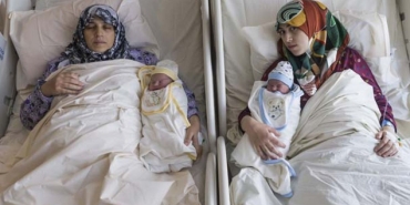 anne-kiz-ayni-anda-dogum-yapti