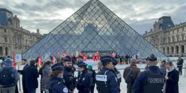 louvre-museum-protest-reu-2019219.jpg