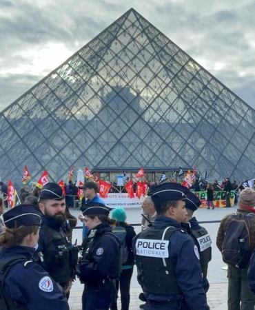louvre-museum-protest-reu-2019219.jpg