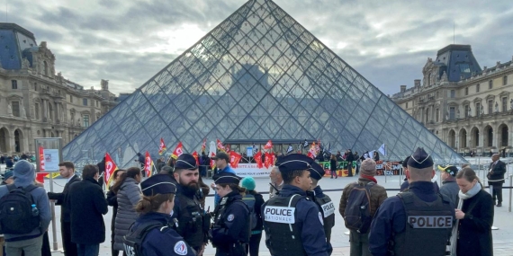 louvre-museum-protest-reu-2019219.jpg