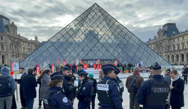 louvre-museum-protest-reu-2019219.jpg