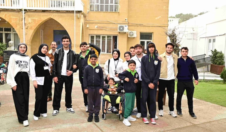 Bir Sahne, Bir Tebessüm, YDÜ (1)