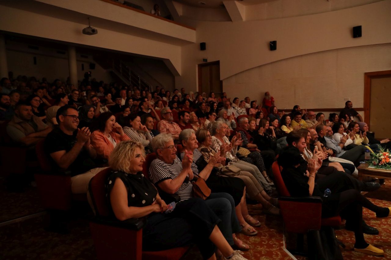 İzmir Kent Tiyatrosu İskele’de Ayakta Alkışlandı: “Hafifletici Sebepler” Tam Not Aldı