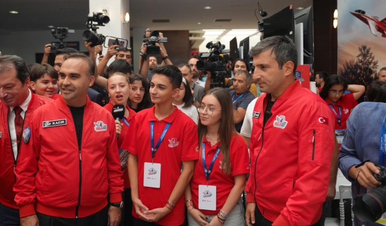 bakan-kacir-ile-selcuk-bayraktar-aa-2489405.jpg