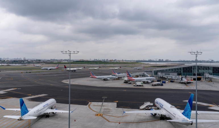 laguardia-airport-a-2490021.jpg