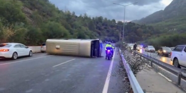 girne-lefkosa-ana-yolunda-kaza-otobus-devrildi-iki-kisi-yaralandi-696x394