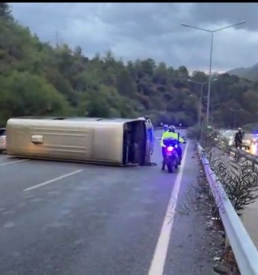 girne-lefkosa-ana-yolunda-kaza-otobus-devrildi-iki-kisi-yaralandi-696x394